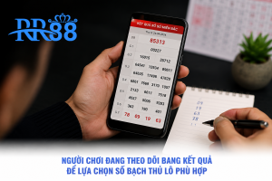 Người chơi đang theo dõi bảng kết quả để lựa chọn số Bạch Thủ Lô phù hợp.