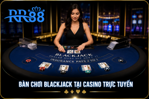 Bàn chơi Blackjack tại casino trực tuyến với dealer đang chia bài
