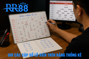 Người chơi đang ghi các cặp số lô xiên trên bảng thống kê